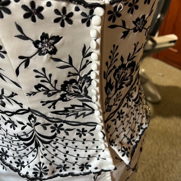 Black and white embroidered wedding dress - Picture 7 of 14
